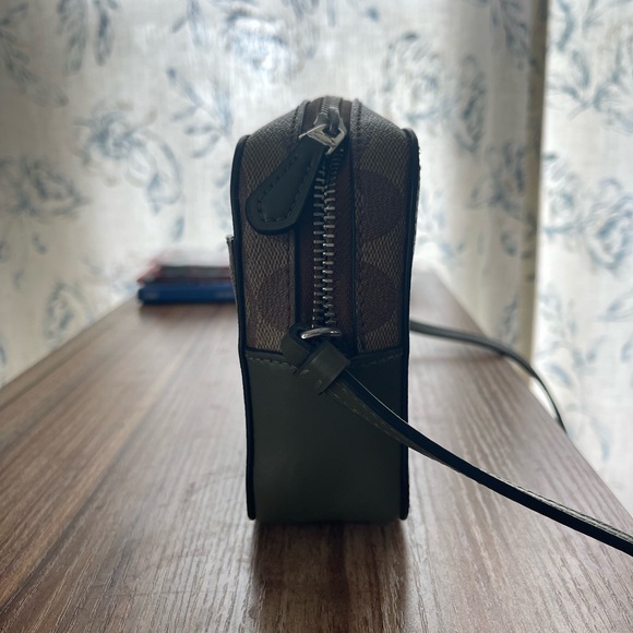 Brown leather signature Coach crossbody with arm green detail - Picture 2 of 9